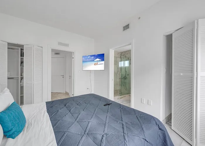 Subtle 2 Bed In Edgewater Near Downtown With Free Parking