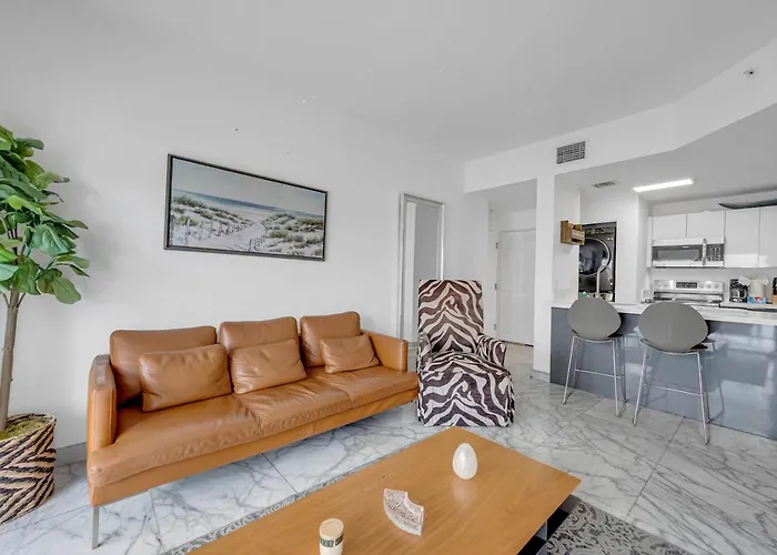 Subtle 2 Bed In Edgewater Near Downtown With Free Parking